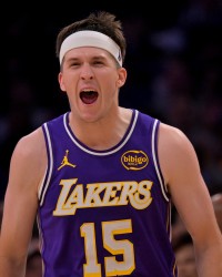 bob半岛体育官方入口-赛季场均20+且真实命中率65+%的后卫：里夫斯、库里、亚历山大